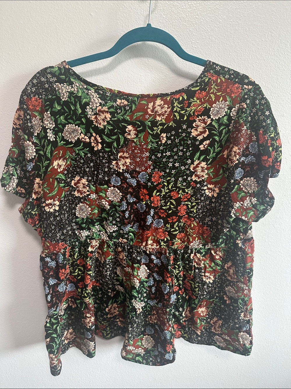 torrid Black Multi Floral Short Sleeve Peplum Top - Picture 7 of 8